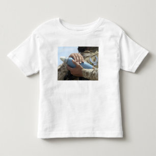 Nahaufnahmeansicht eines Soldaten, der eine Kleinkind T-shirt