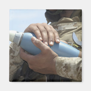 Nahaufnahmeansicht eines Soldaten, der eine Magnet