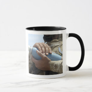 Nahaufnahmeansicht eines Soldaten, der eine Tasse