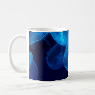 Nahaufnahmefotografie eines Schwarms von Quallen Kaffeetasse