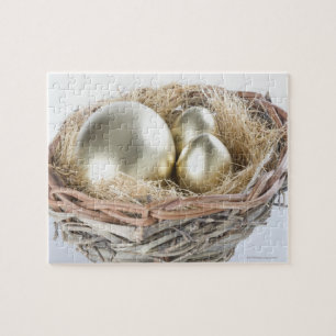 Nahe Ansammlung von goldenen Eiern in einem Vogeln