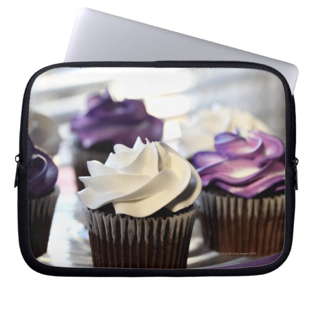 Nahe Aufbereitung von Kuchen mit selektivem Fokus  Laptopschutzhülle (Vorderseite)