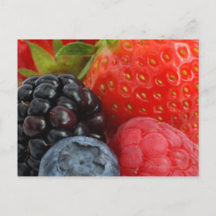 Nahe Aufnahme von BlackBerry, Heidelbeere und Postkarte