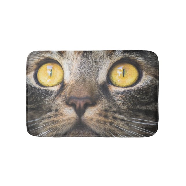 Nahe Aufnahme von Katze mit GelbAugen Badematte (Vorderseite)