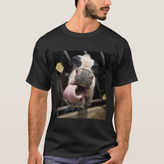 Nahe Aufnahme von Kuh_s Nase und Zunge T-Shirt