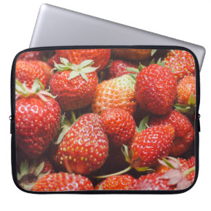 Nahe Aussicht auf frische Sommererdbeere mit Vint Laptopschutzhülle