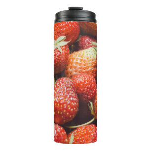 Nahe Aussicht auf frische Sommererdbeere mit Vint Thermosbecher