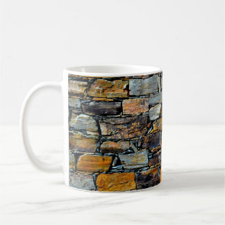 Nahe Detailansicht eines alten Steines w Kaffeetasse