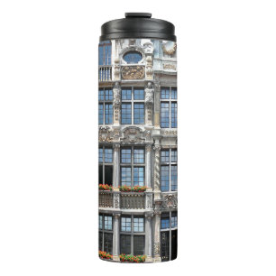 Nahe Fenster berühmter Gildhalls in Grote Thermosbecher