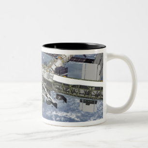 Nahe hohe Ansicht des Shuttles angekoppelt Zweifarbige Tasse