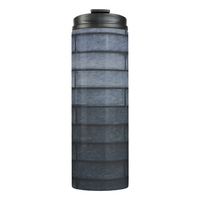 Nahe Mauer aus grauem Backstein Thermosbecher (Vorderseite)