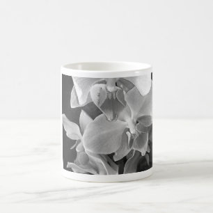 Nahe orchidale Blüten im Graustufen Kaffeetasse