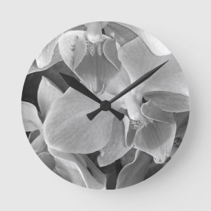 Nahe orchidale Blüten im Graustufen Runde Wanduhr