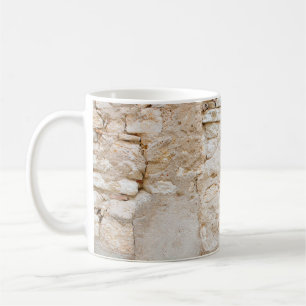 Nahe Struktur aus alten Steinmauern, antike Kaffeetasse