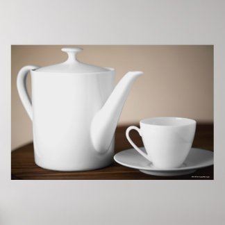 Nahe Tasse und Untertasse mit Teekessel Poster