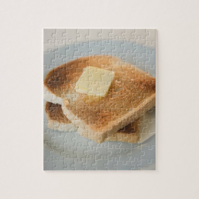 Nahe Toasten mit Butter auf Teller (Vertikal)