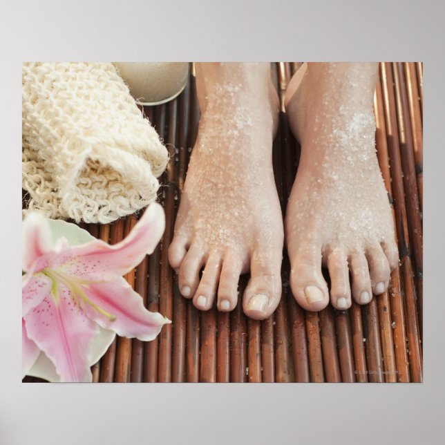 Nahe Zufuhr von weiblichen Füßen mit Wellness-Cent Poster (Vorne)