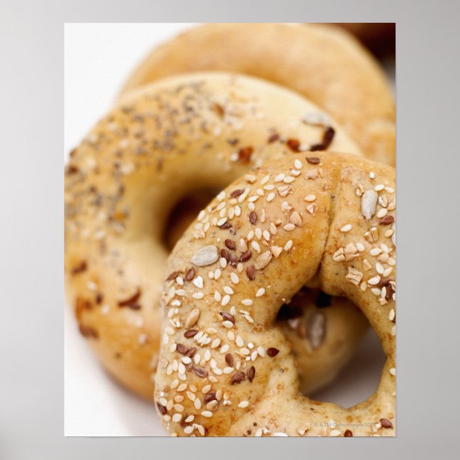 Nahe Zusammenstellung verschiedener Bagels auf ein Poster (Vorne)