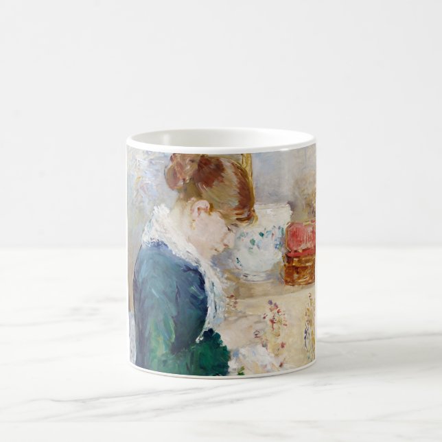 Nähen der Frau, Berthe Morisot Kaffeetasse (Mittel)