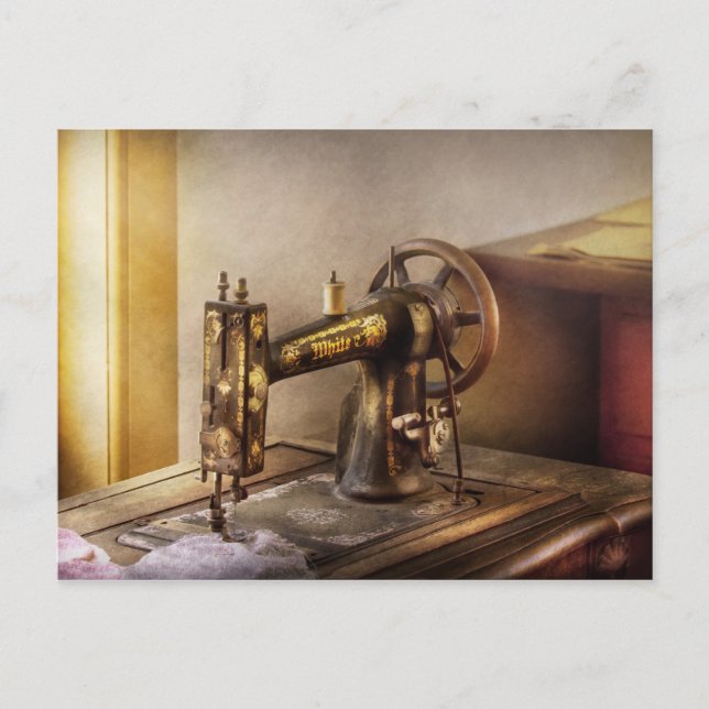 Nähen - Eine schwarz-weiße Nähmaschine Postkarte (Vorderseite)