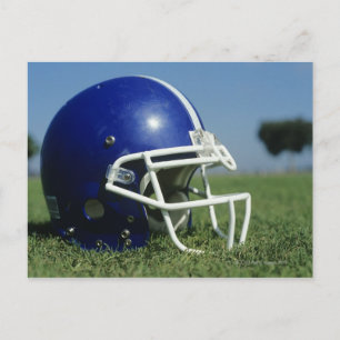 Naher amerikanischer Fußballhelm im Gras Postkarte