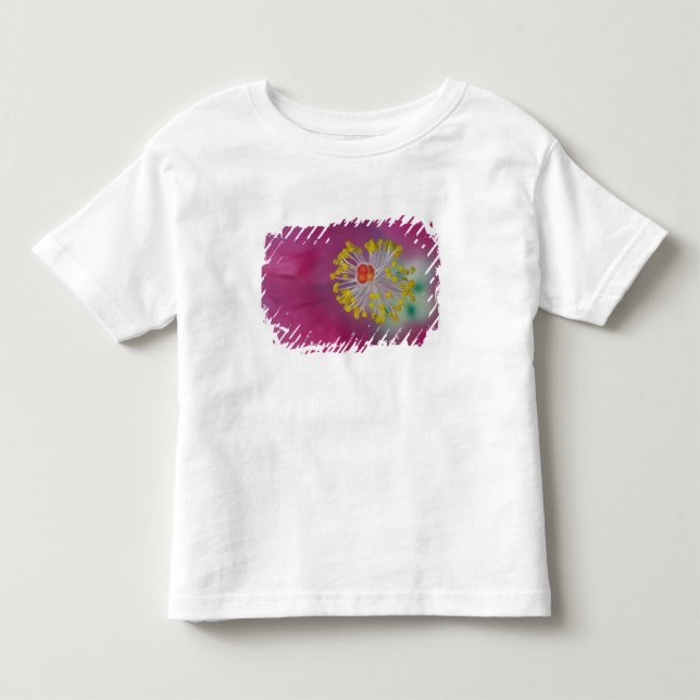 Naher Aufbau von Hibiskus-Blume-Stamen, Hibiskus Kleinkind T-shirt (Vorderseite)