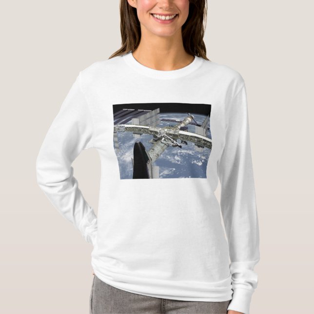 Naher Blick auf das angedockte Shuttle T-Shirt (Vorderseite)