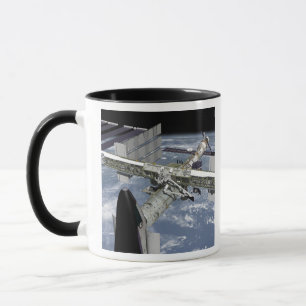 Naher Blick auf das angedockte Shuttle Tasse