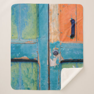 NAHER BLICK AUF DIE BLAUE UND GRÜNE HOLZTÜR SHERPADECKE