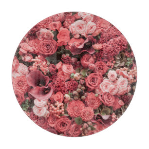 Naher, blumengeschmückter abstrakter Hintergrund. Schneidebrett