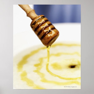 Naher Honig, der auf einem Dessert tropft Poster