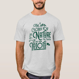 Naher in die Natur Far from Idiots Funny Travel T-Shirt