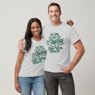 Naher in die Natur Far from Idiots Funny Travel T-Shirt