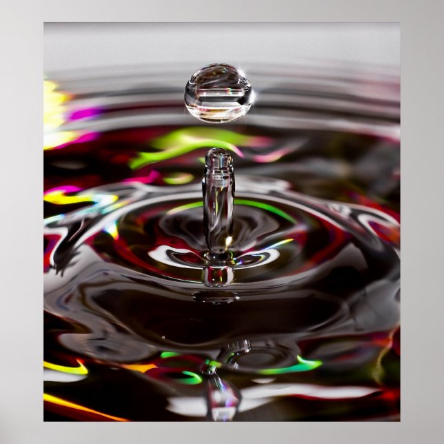 Naher Regenfall in einem Regenbogenteich Poster (Vorne)