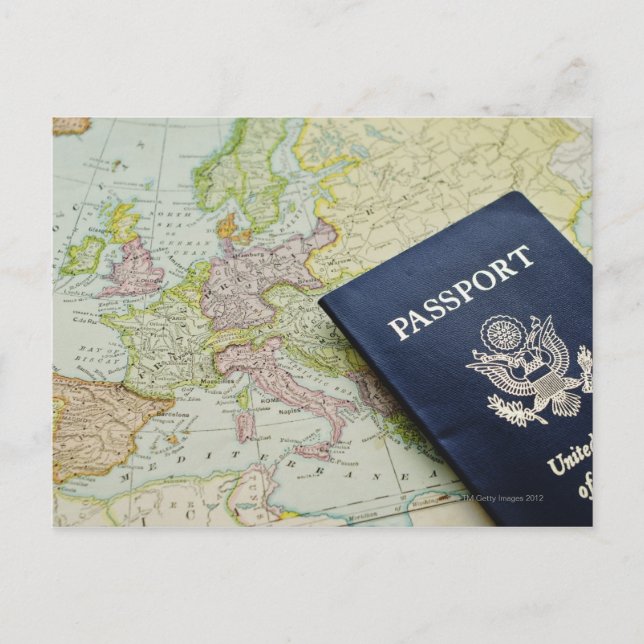 Naher Reisepass auf europäischer Karte (Vorderseite)