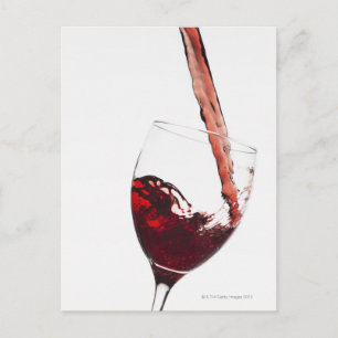 Naher Rotwein, der in Glas auf Postkarte