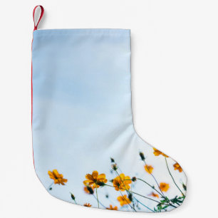 Naher Schuss gelber Blumen Kleiner Weihnachtsstrumpf