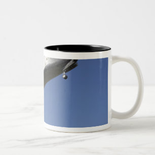 Nähernde Rollbahn 33 2 Raumfähre-Atlantis Zweifarbige Tasse