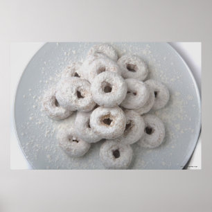 Nahes Anziehen von getrockneten Donuts in einer Pl Poster