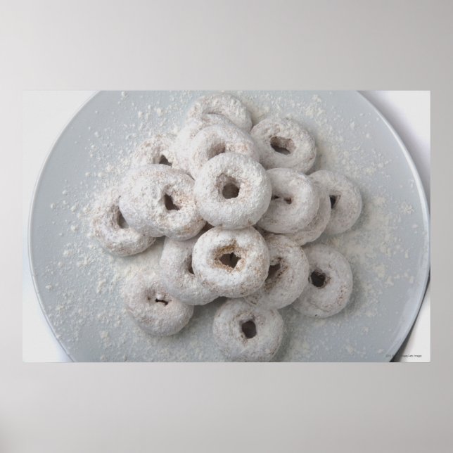 Nahes Anziehen von getrockneten Donuts in einer Pl Poster (Vorne)