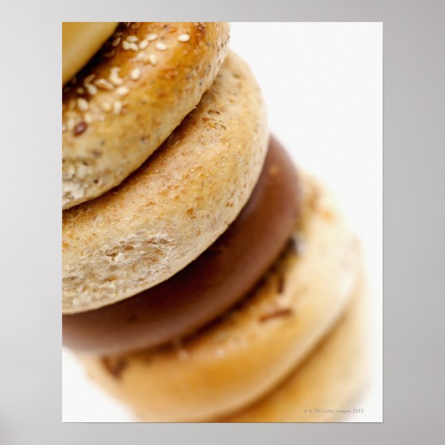 Nahes Auffüllen eines Stapels verschiedener Bagels Poster (Vorne)