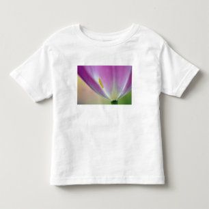 Nahes Aufsetzen der Unterseite der Tulpe-Blume, Ku Kleinkind T-shirt