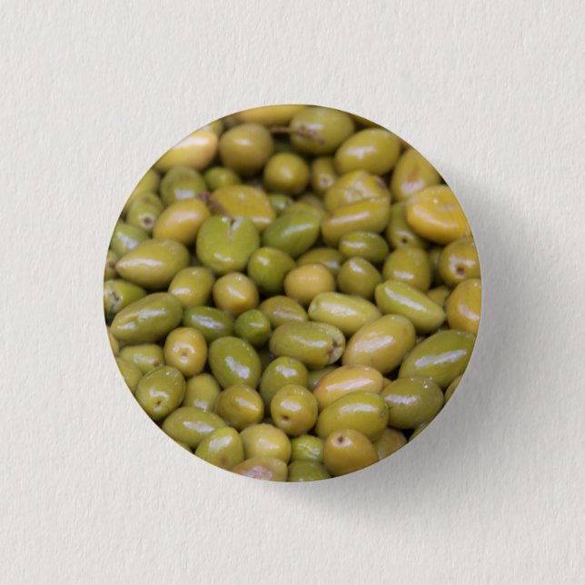 Nahes Aufsetzen grüner Oliven Button (Vorderseite)