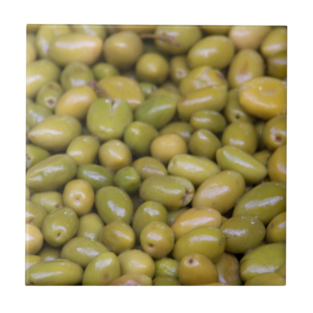 Nahes Aufsetzen grüner Oliven Fliese (Vorderseite)