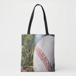Nahes Aufstehen eines Baseballs im Gras Tasche