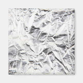Nahes Auftragen der geruchelten Aluminiumfolie Magnet