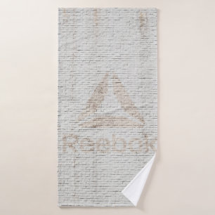Nahes Foto des Reebok-Logos an der Wand Badehandtuch