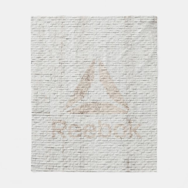 Nahes Foto des Reebok-Logos an der Wand Fleecedecke (Vorderseite)