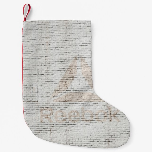 Nahes Foto des Reebok-Logos an der Wand Kleiner Weihnachtsstrumpf (Vorderseite)