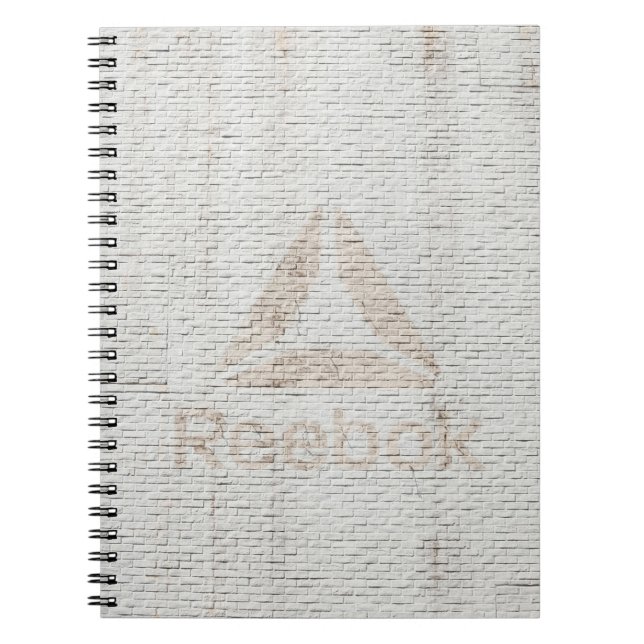 Nahes Foto des Reebok-Logos an der Wand Notizblock (Vorderseite)